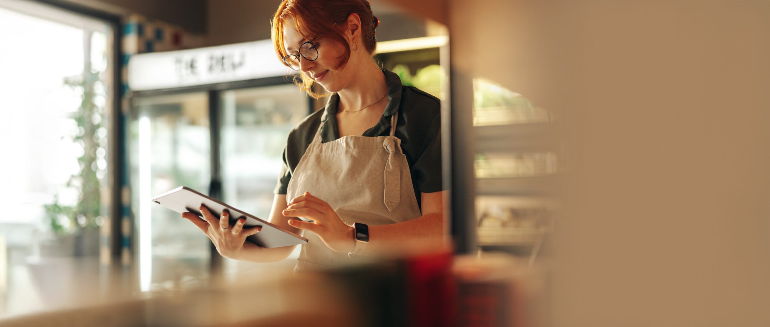 Équipe magasin consultant une documentation opérationnelle