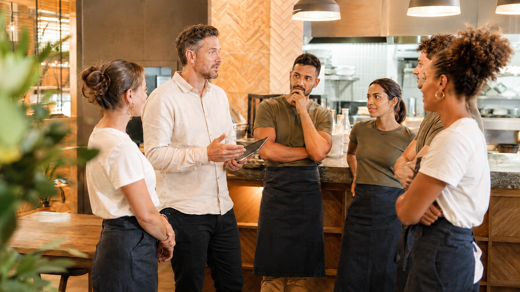 Briefing d’équipe dans un restaurant avec un responsable régional et les équipes terrain